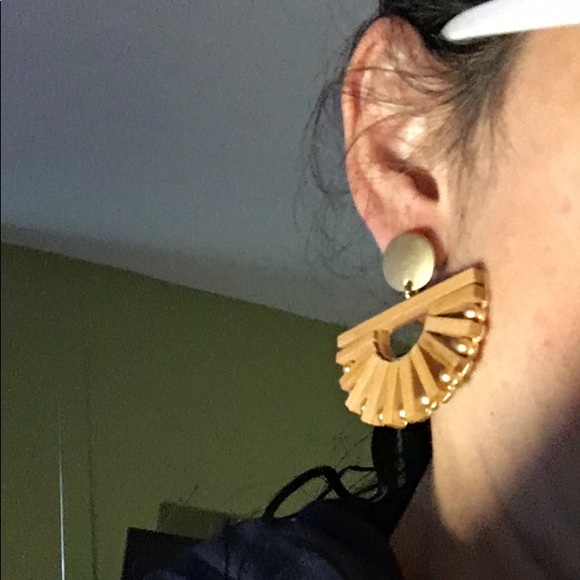 - ⭐️⭐️C&C Beautiful Designer Earrings ⭐️ - Picture 6 of 6